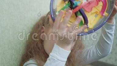 小女孩玩三维玩具拼图